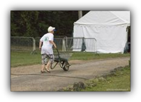 Un benevole jeune et courageux