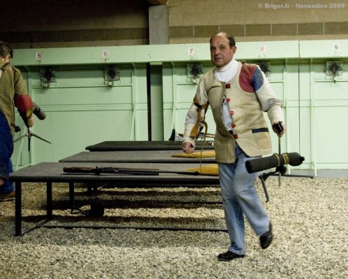 044_7914 - On range le matos